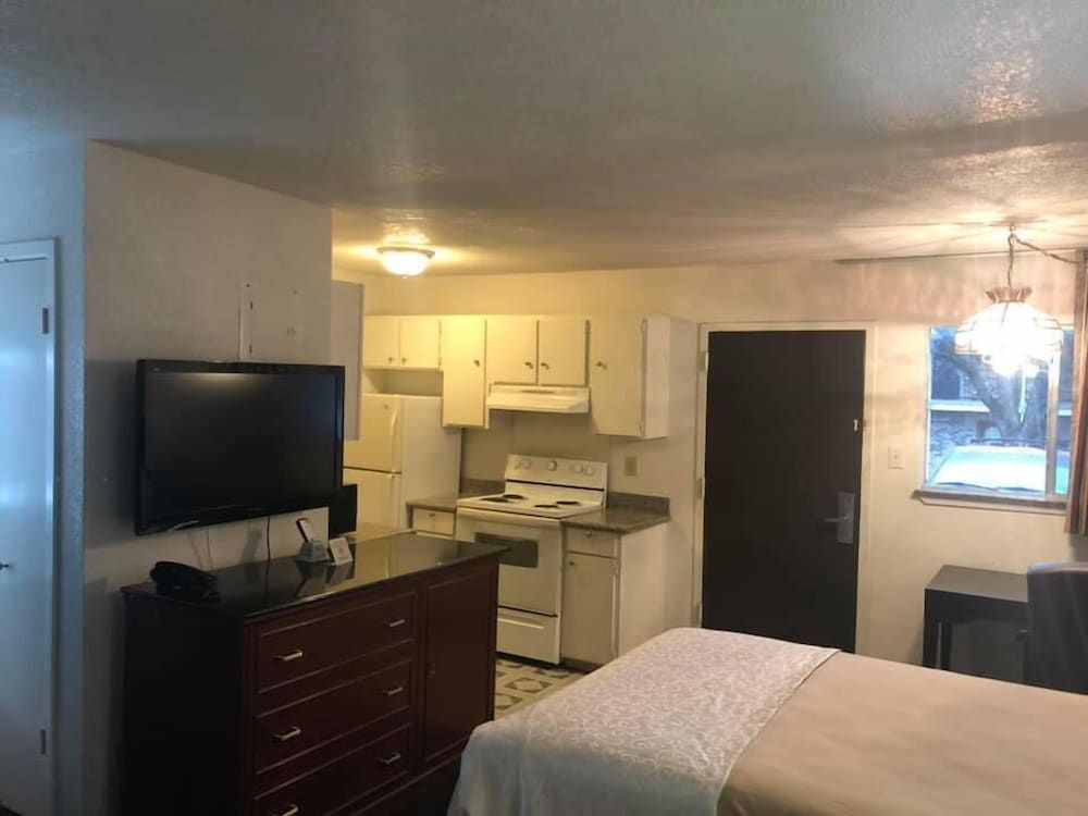 Ranch House Inn and Suites King Room 9