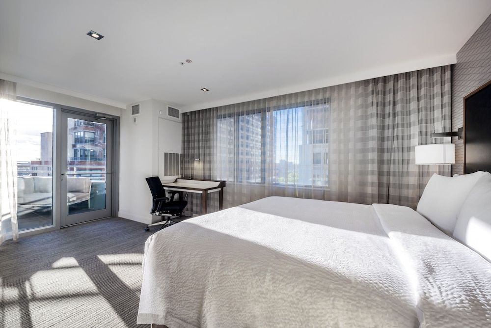 Deluxe Suite, 1 King Bed with Sofa bed, Non Smoking