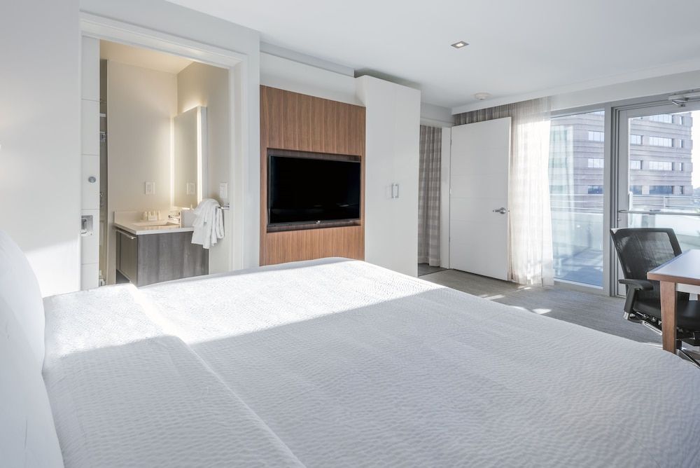 Deluxe Suite, 1 King Bed with Sofa bed, Non Smoking