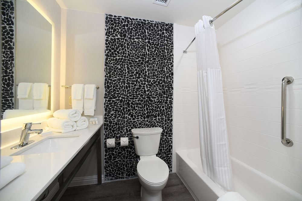 Deluxe Room, 1 King Bed, Accessible