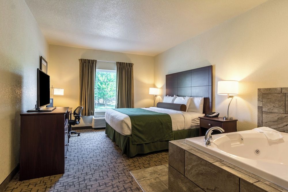 Cobblestone Hotel & Suites - Erie Suite, 1 King Bed, Non Smoking 2