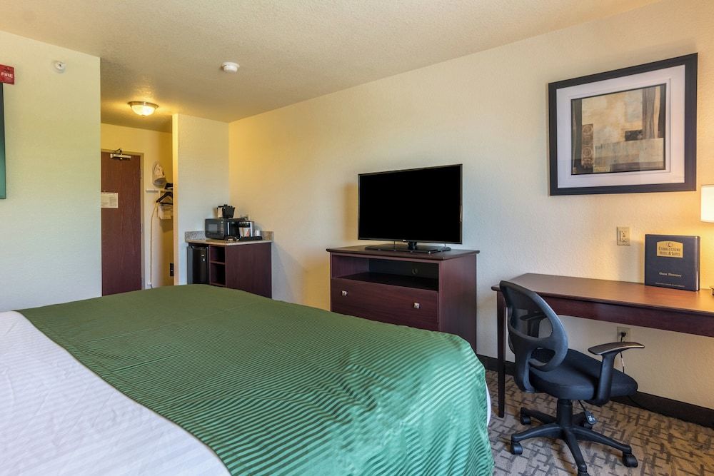 Cobblestone Hotel & Suites - Erie Room, 1 King Bed, Bay View 2