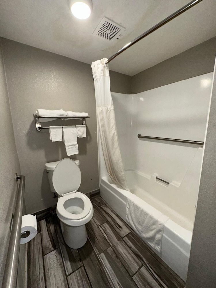 Jameson Inn Winder Room, 2 Double Beds, Accessible, Smoking 6