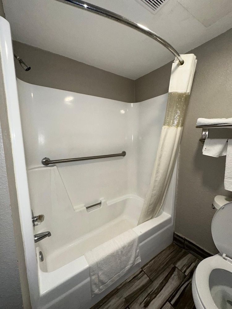 Jameson Inn Winder Room, 1 King Bed, Accessible, Non Smoking 7