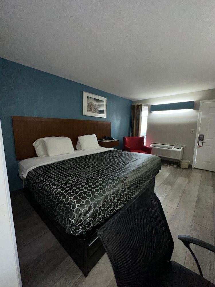 Jameson Inn Winder Room, 1 King Bed, Accessible, Non Smoking