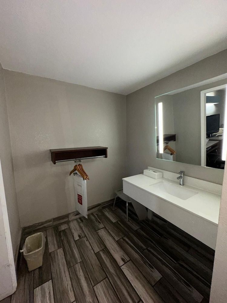 Jameson Inn Winder Room, 1 King Bed, Accessible, Non Smoking 5