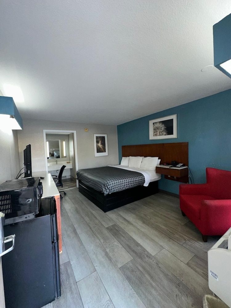 Jameson Inn Winder Room, 1 King Bed, Accessible, Non Smoking 3