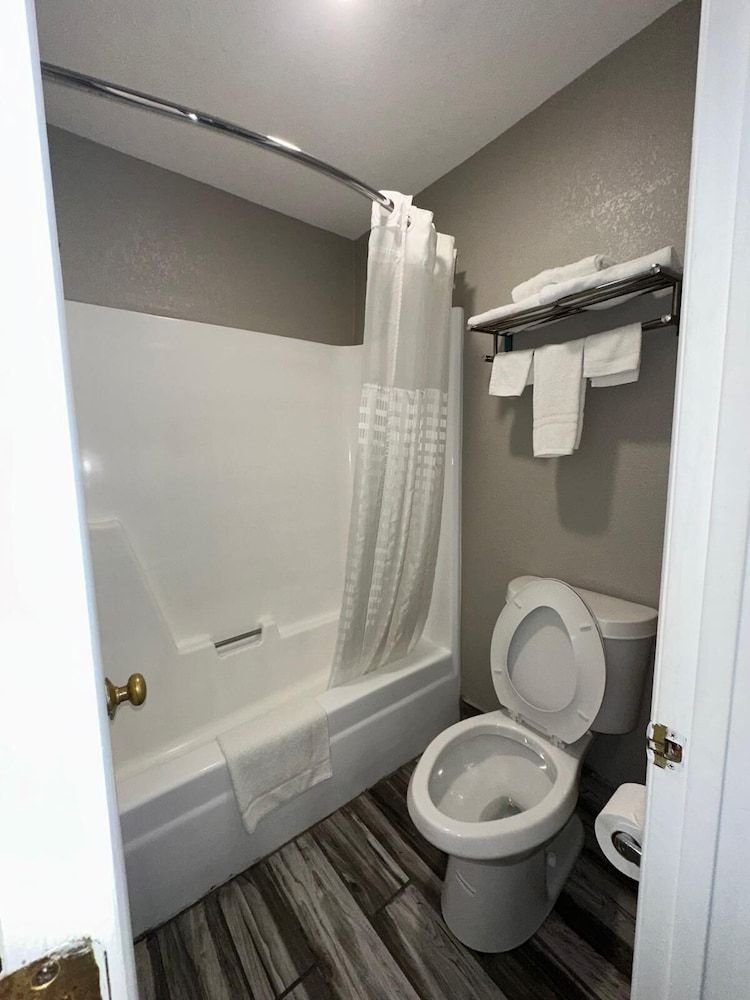 Jameson Inn Winder Room, 1 King Bed, Non Smoking 7