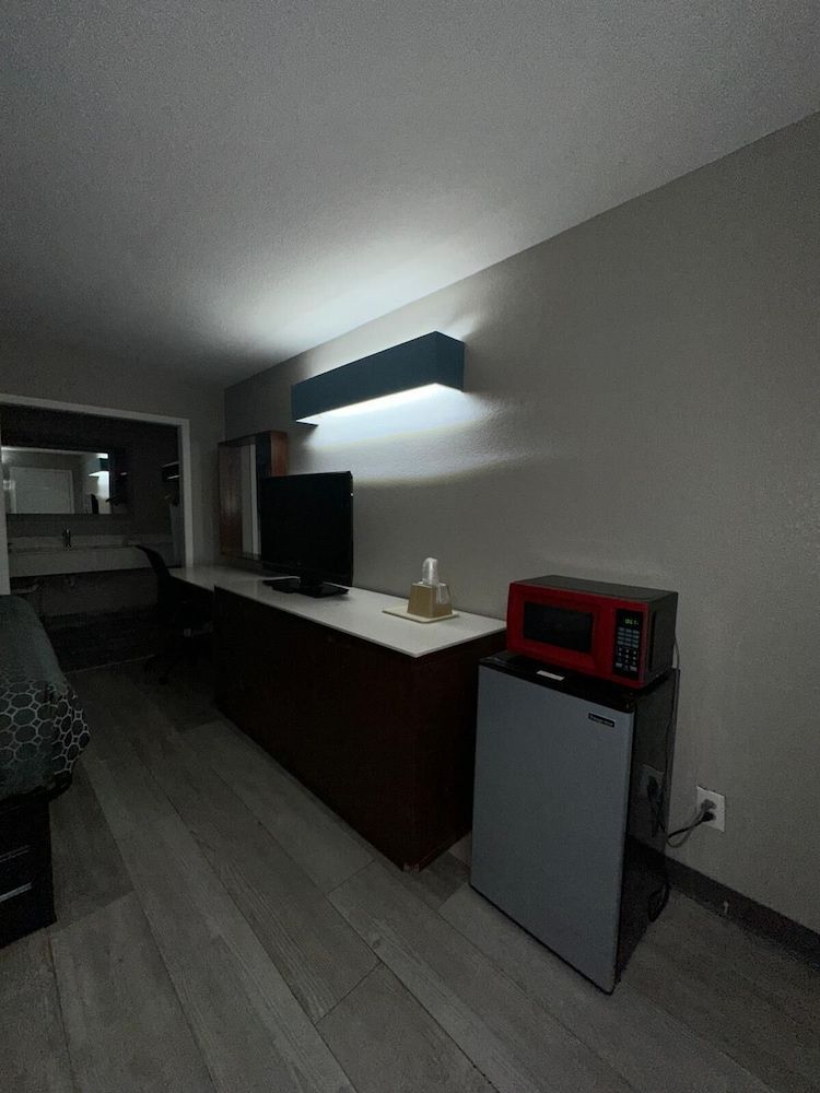 Jameson Inn Winder Room, 1 King Bed, Non Smoking 9