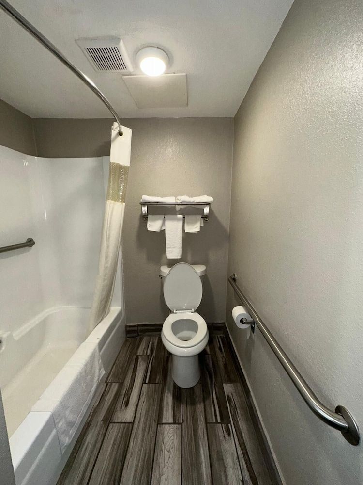 Jameson Inn Winder Room, 1 King Bed, Accessible, Non Smoking 4