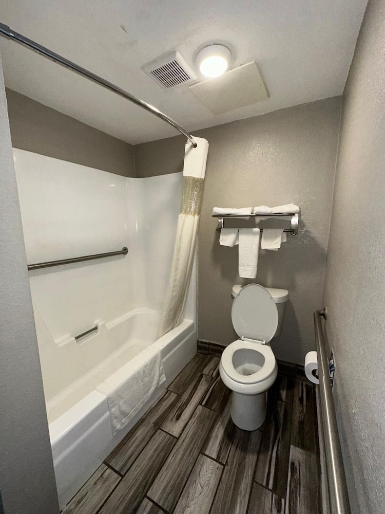 Jameson Inn Winder Room, 1 King Bed, Accessible, Non Smoking 6