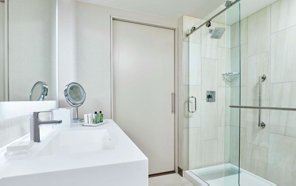 Hilton Cleveland Downtown Room, 1 King Bed, Accessible (Hearing Access) 3