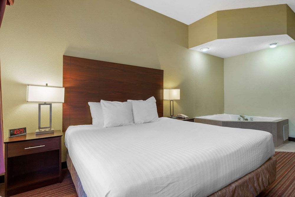 Standard Room, 1 King Bed, Non Smoking, Jetted Tub