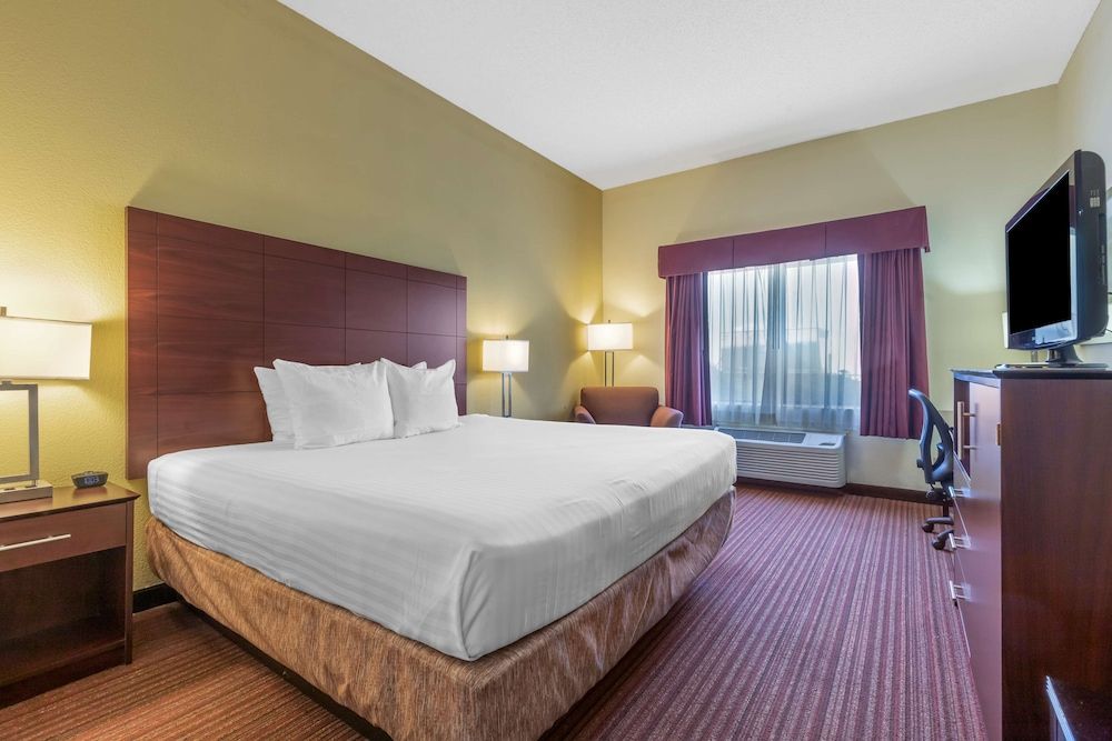 Best Western Seneca-Clemson Standard Room, 1 King Bed, Accessible, Bathtub 2