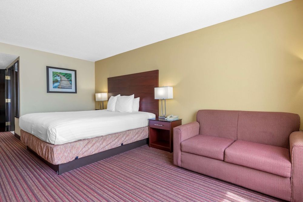 Best Western Seneca-Clemson Standard Room, 1 King Bed, Non Smoking, Refrigerator & Microwave 3