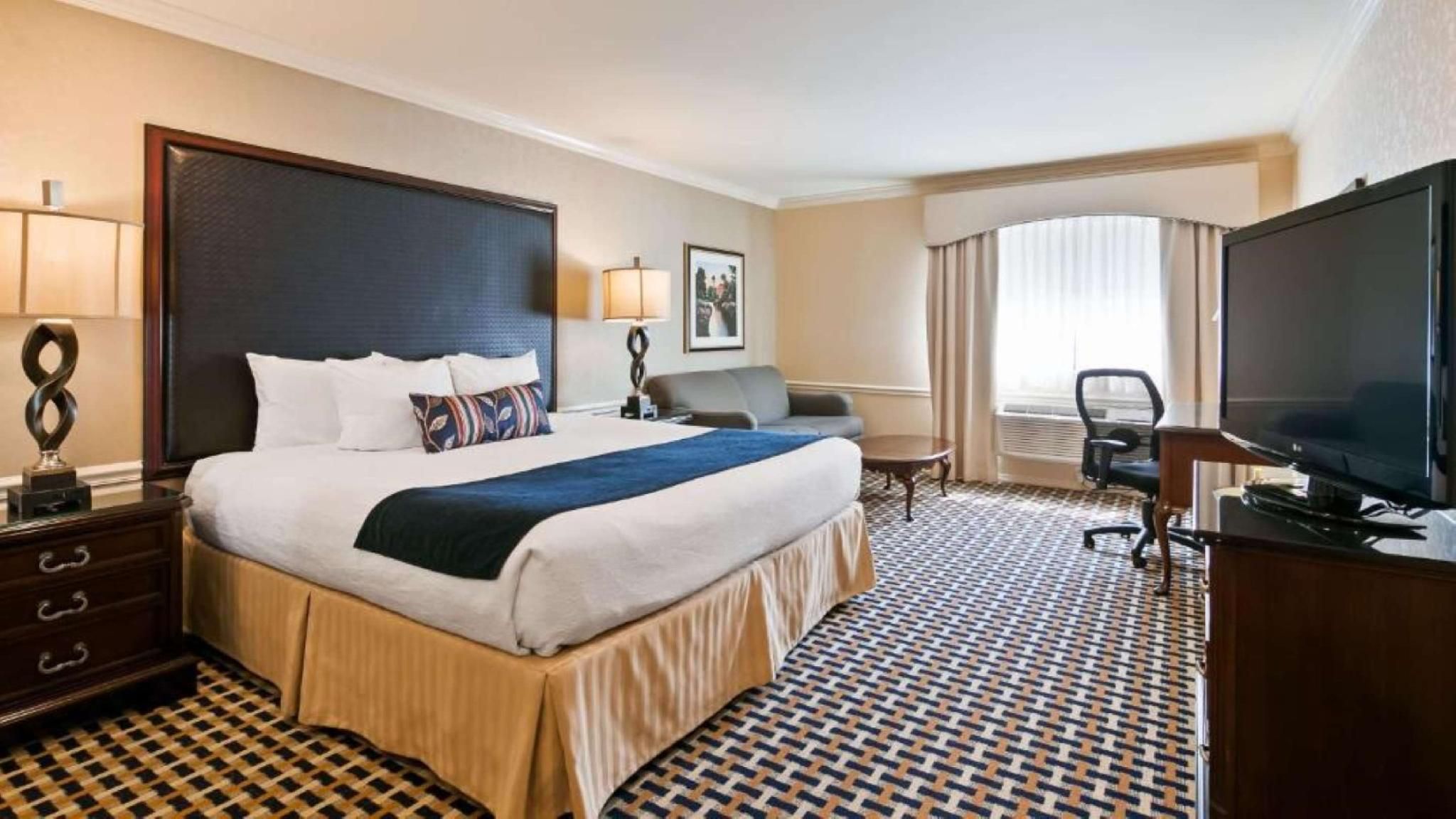 1 King Bed, Nonsmoking, Executive Room, Sofabed