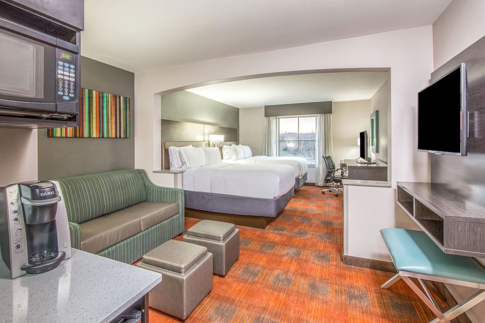 Suite, 2 Queen Beds (Living Area)