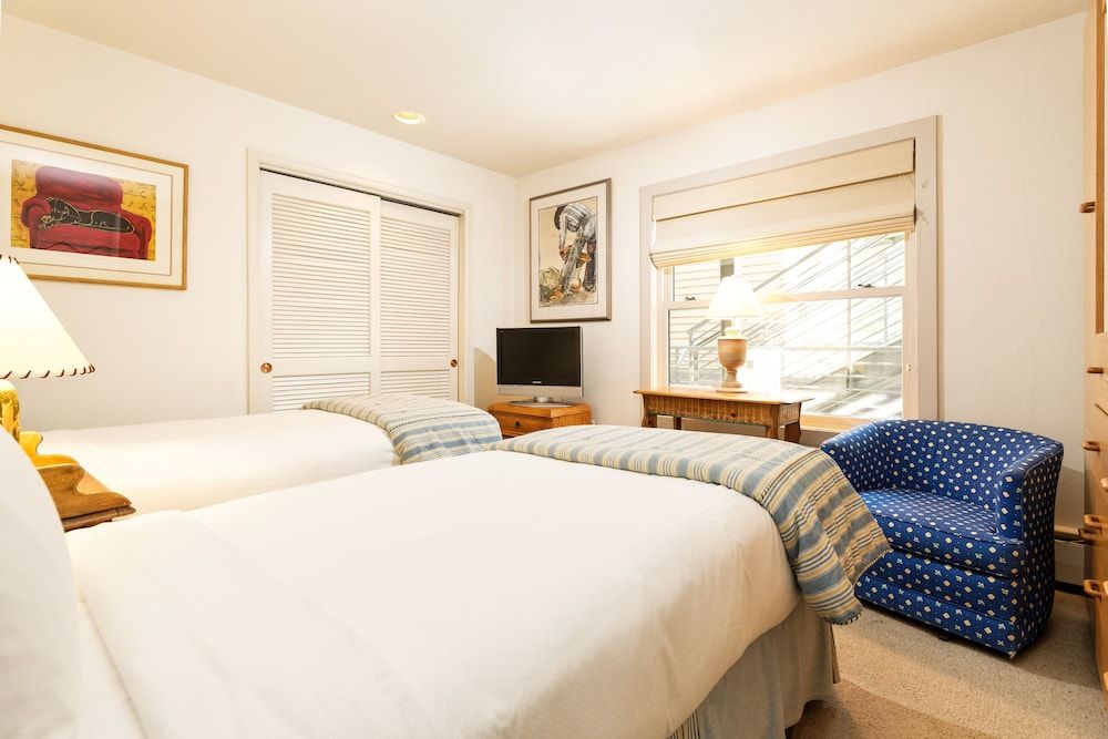 Standard Condo, 3 Bedrooms, Fireplace, Hill View (B202)