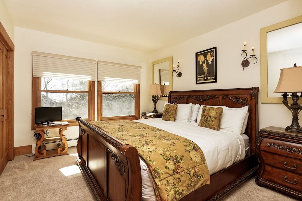 Deluxe Condo, 3 Bedrooms, Fireplace (D3)