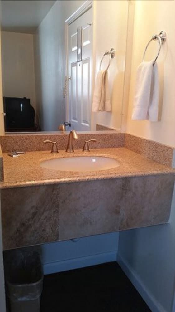 The Virginia Lodge Standard Room, 2 Double Beds, Non Smoking 7