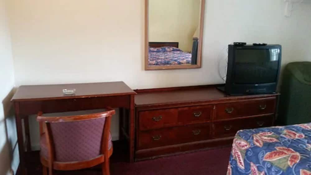 The Virginia Lodge Standard Room, 2 Double Beds, Non Smoking 4