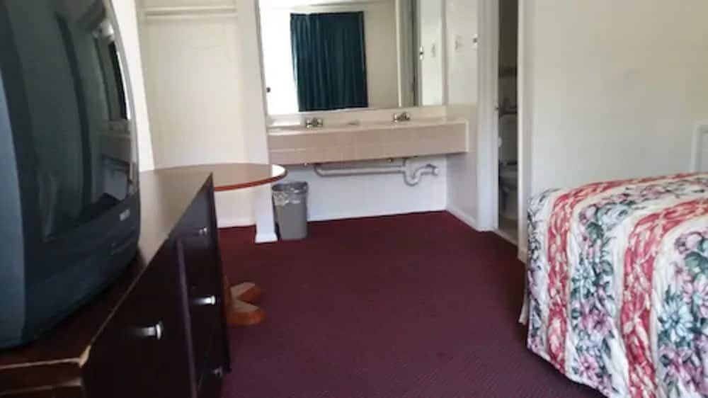 The Virginia Lodge Standard Room, 1 King Bed, Non Smoking 4