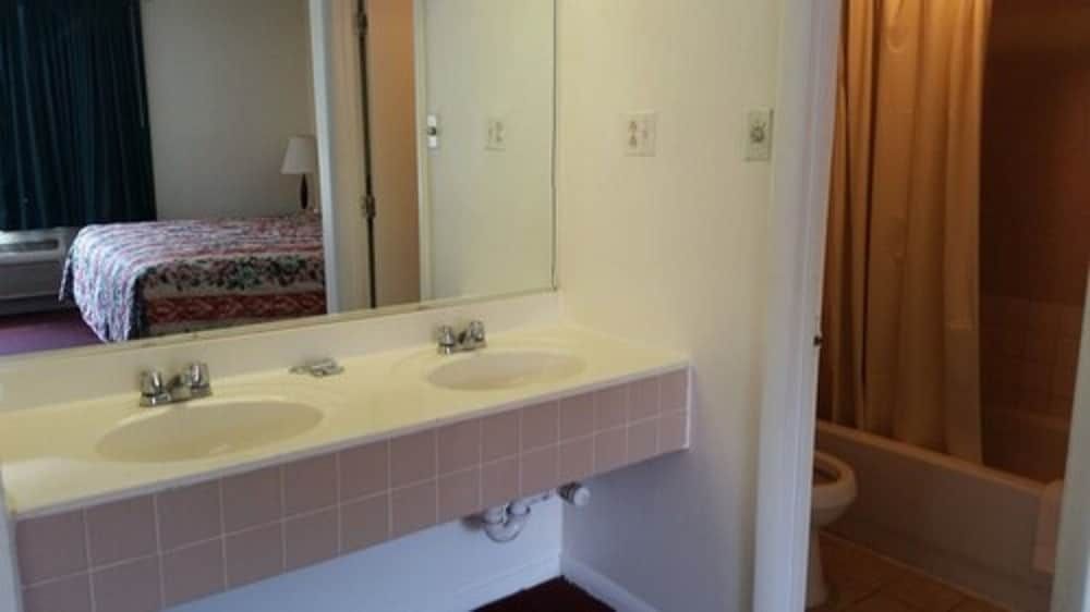 The Virginia Lodge Standard Room, 1 King Bed, Non Smoking 6