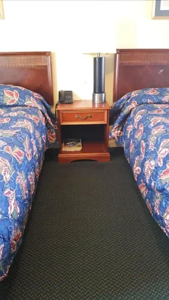 The Virginia Lodge Standard Room, 2 Double Beds, Non Smoking 3