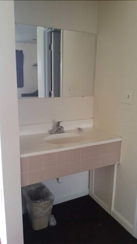 The Virginia Lodge Standard Room, 2 Double Beds, Non Smoking 2