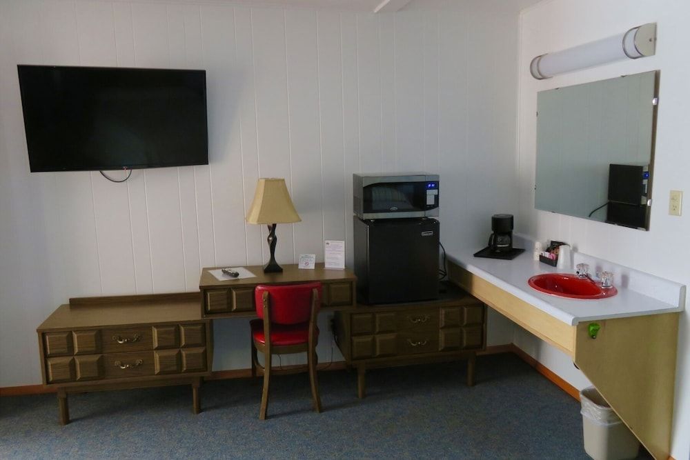 Cedars Motel Standard King 4