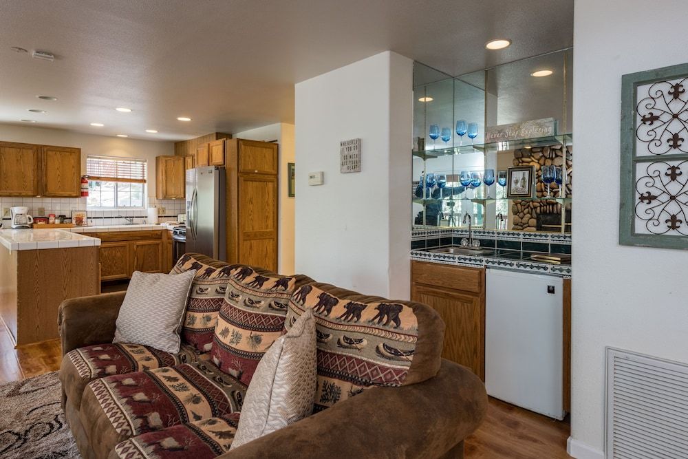 Inside Yosemite Lower Cascades Premium House, 3 Bedrooms, Mountain View 4