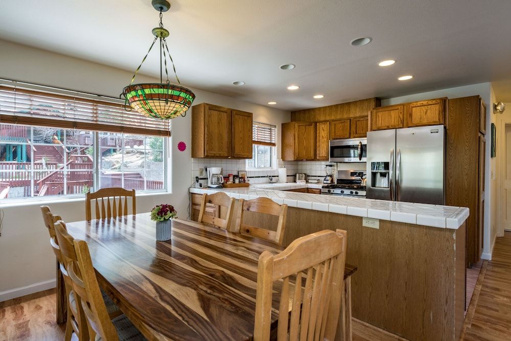 Inside Yosemite Lower Cascades Premium House, 3 Bedrooms, Mountain View 3