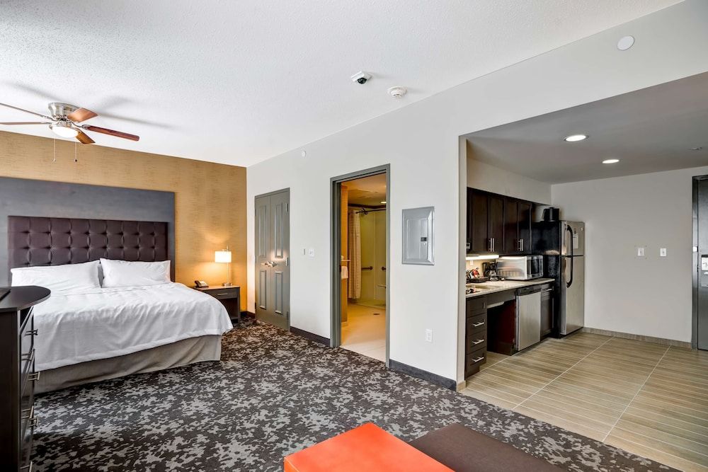 Studio, 1 King Bed, Accessible, Non Smoking (Roll-in Shower)