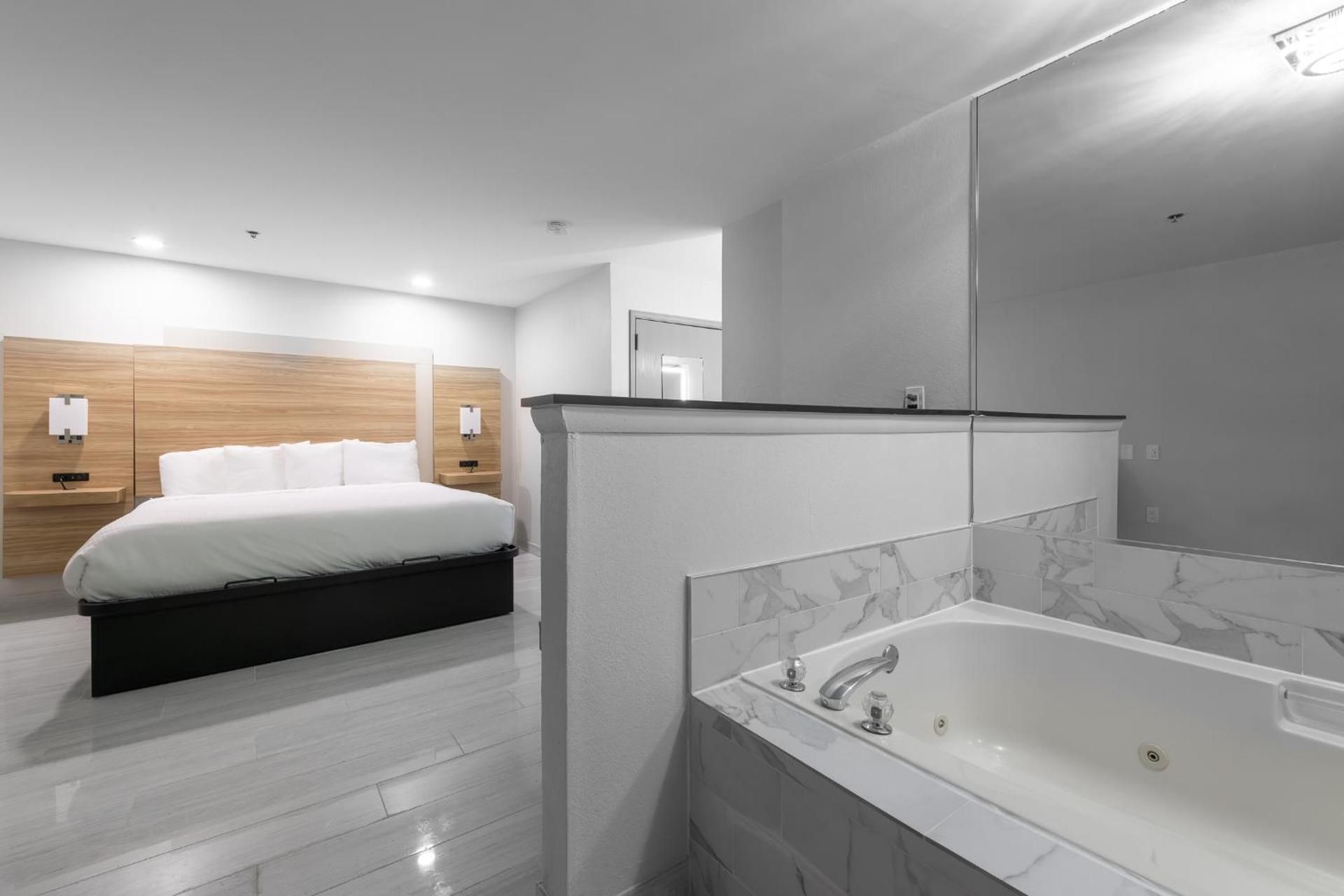 Suite with Hot Tub