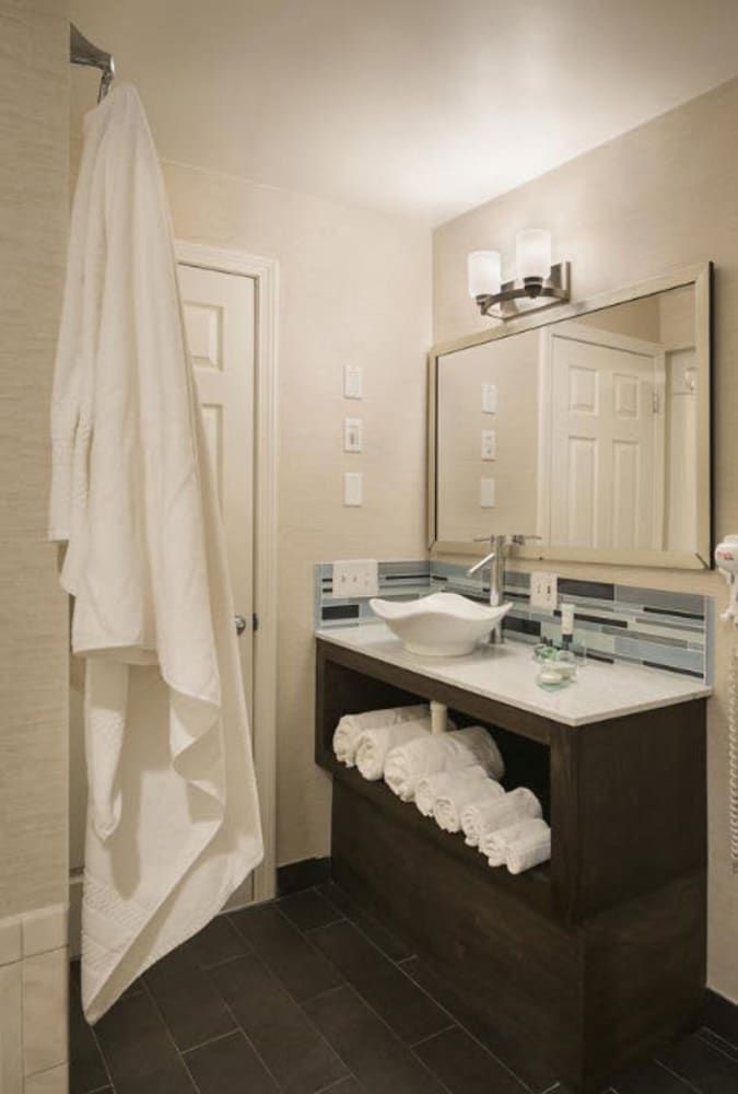 Aqua Blue Hotel The Surf 3