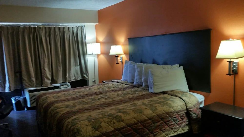 American Inn Classic Suite, 1 King Bed, Smoking, Jetted Tub 3