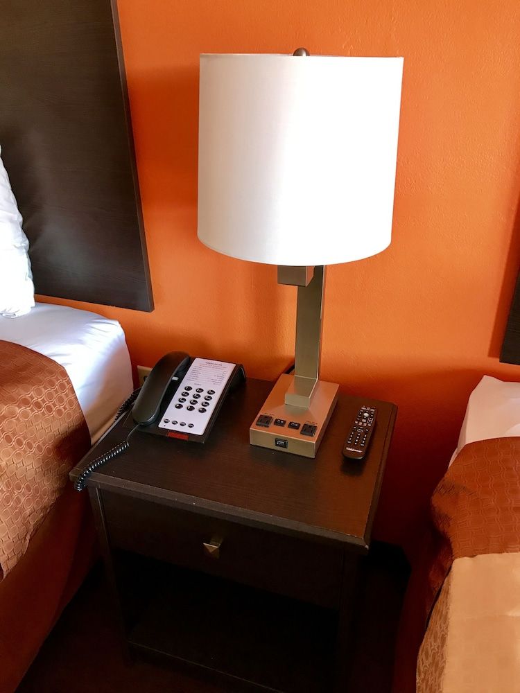 American Inn Classic Suite, 1 King Bed, Smoking, Jetted Tub 4