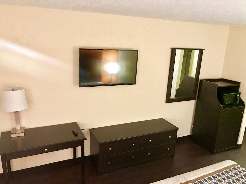 American Inn Classic Suite, 1 King Bed, Smoking, Jetted Tub 10