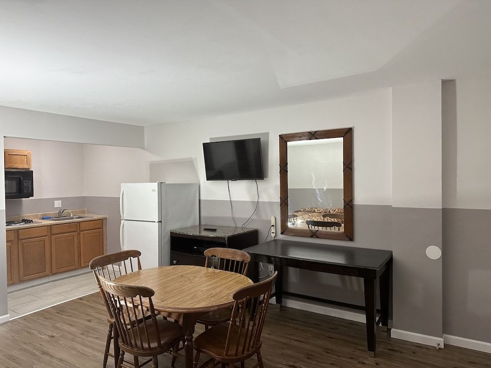 Sea Palace Motel Superior Room, 2 Queen Beds, Kitchen, Poolside 5