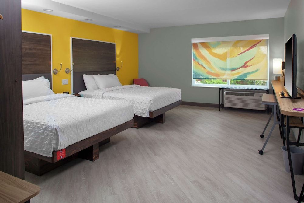 Room, 2 Queen Beds, Accessible (Roll-in Shower)