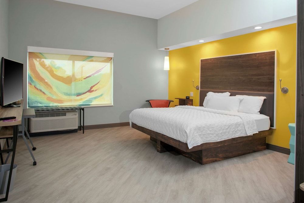Room, 1 King Bed, Accessible (Hearing, Roll-in Shower)