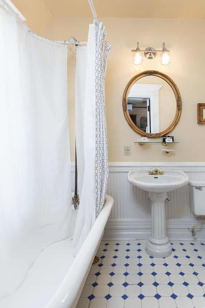 Cedar Crest Inn Room, Private Bathroom (Garden Room) 2