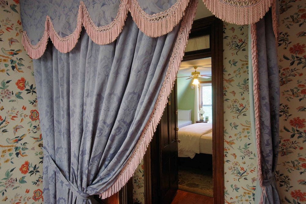 Cedar Crest Inn Deluxe Room, 1 King Bed 5