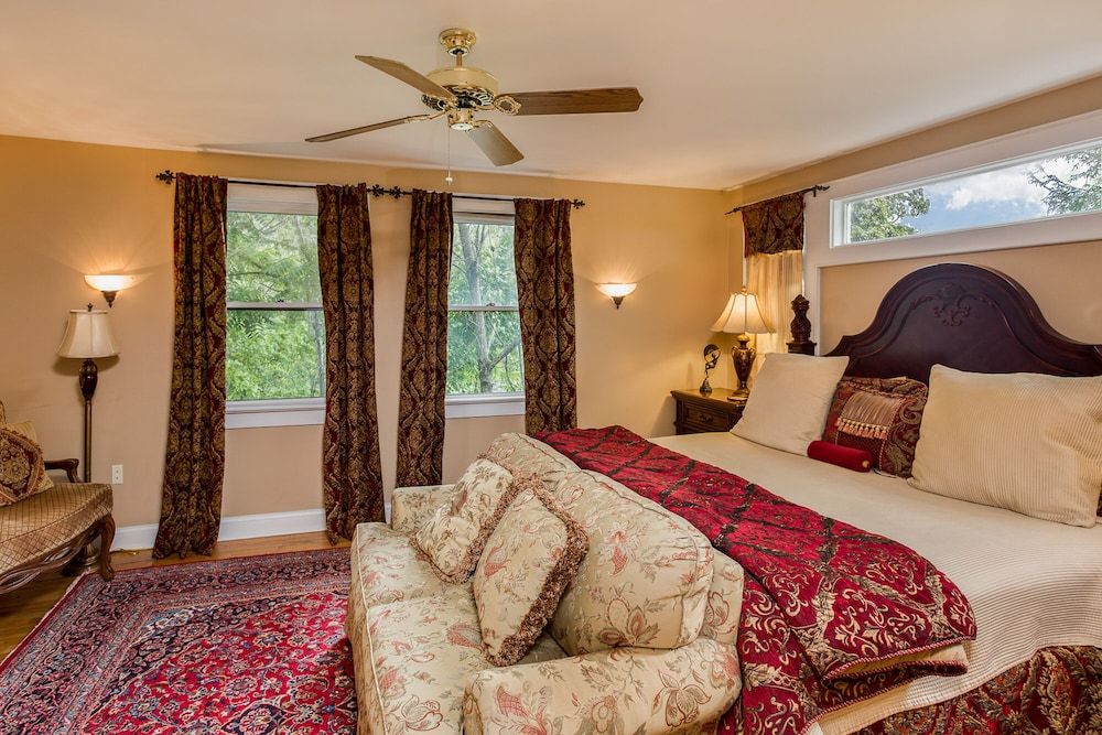 Cedar Crest Inn Deluxe Room, 1 King Bed