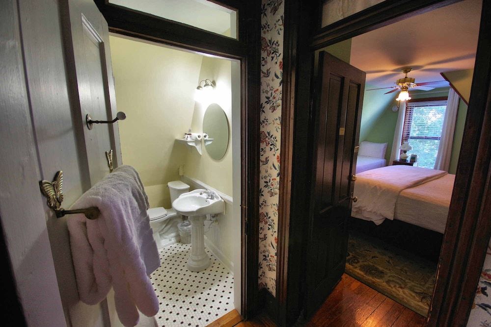 Cedar Crest Inn Deluxe Room, 1 King Bed 4