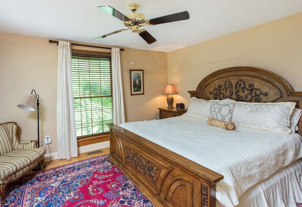 Cedar Crest Inn Deluxe Room, 1 King Bed 2