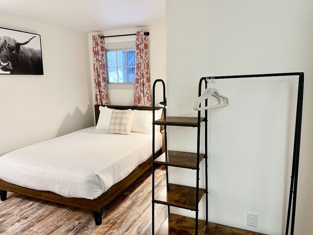 Economy Room, 1 Queen Bed
