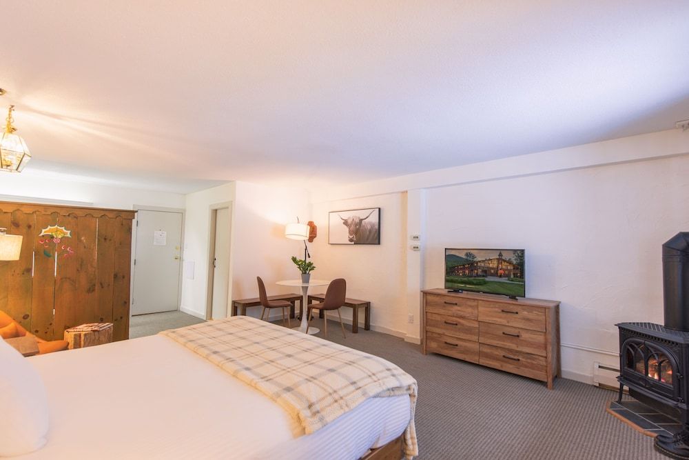 Superior King Room with a Fireplace
