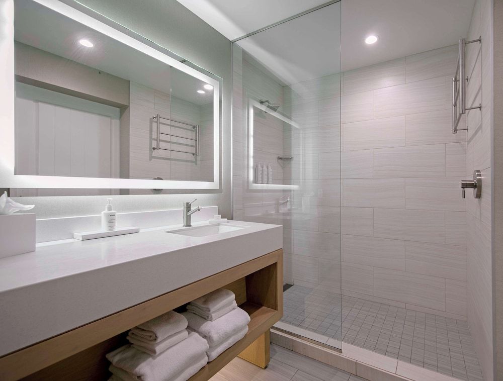 Deluxe Room, 1 King Bed, Balcony