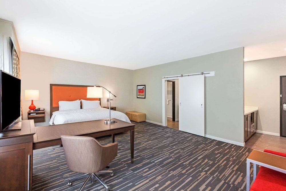 Studio, 1 King Bed, Non Smoking, Refrigerator (Wet Bar)